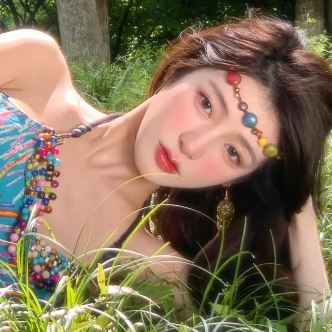 与红色中国人一起看电视